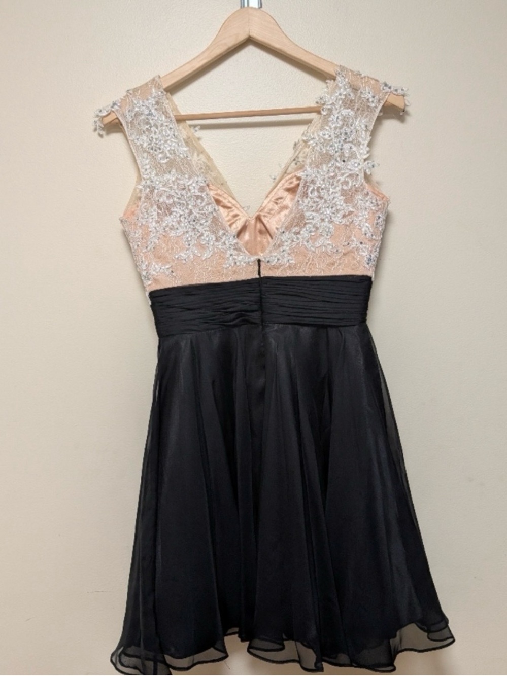 Mac Duggal Black and Cream Formal Gown - Picture 2 of 4